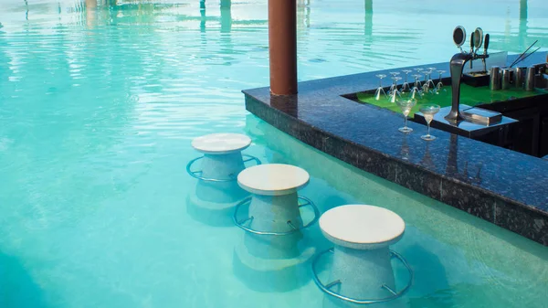 游泳池里的酒吧。热带岛上的豪华度假村. — 图库照片