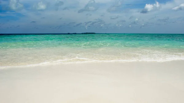 Avskilda ön. Tropisk paradisö, vit sand och klart vatten. Landskap — Stockfoto