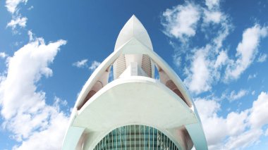 Valencia, İspanya - 3 Kasım 2010: Şehir sanatları ve Bilimleri, Santiago Calatrava mimar. Opera binasının siluet süpürme Modern fütüristik mimarisi