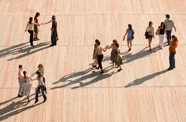 MOSCOW, RUSSIA - JUNE 20, 2009: Dance lesson outdoors. — Stock Photo, Image