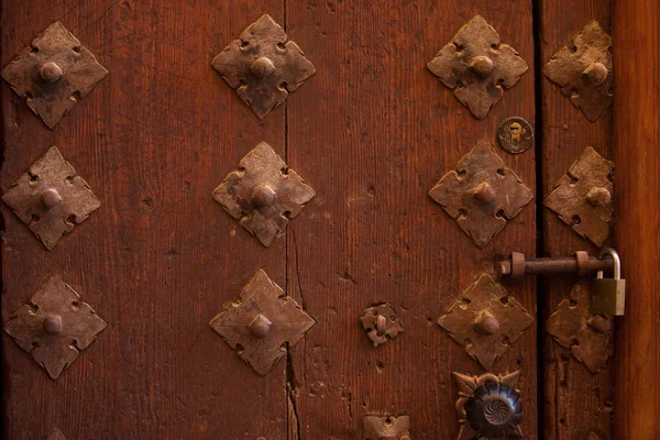 Beautiful wooden door. Texture of vintage wooden door and door hammer — Stock Photo, Image