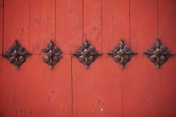 Bela porta de madeira. Textura de porta de madeira vintage e martelo da porta — Fotografia de Stock