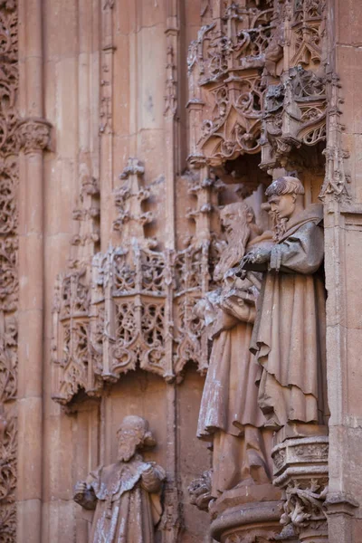 Arquitectura medieval. fachada de la Catedral está decorada con tallas de piedra y esculturas . — Foto de Stock