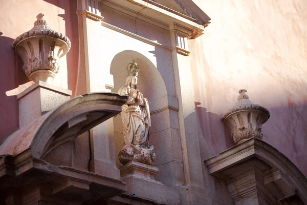 Medieval architecture. facade of the Cathedral with virgin Mary sculptures. — Stock Photo, Image
