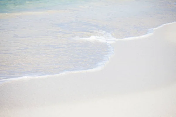 人里離れた島。楽園熱帯の島、白い砂浜と澄んだ水。風景 — ストック写真