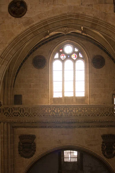 Janela gótica com o interior da antiga Catedral — Fotografia de Stock
