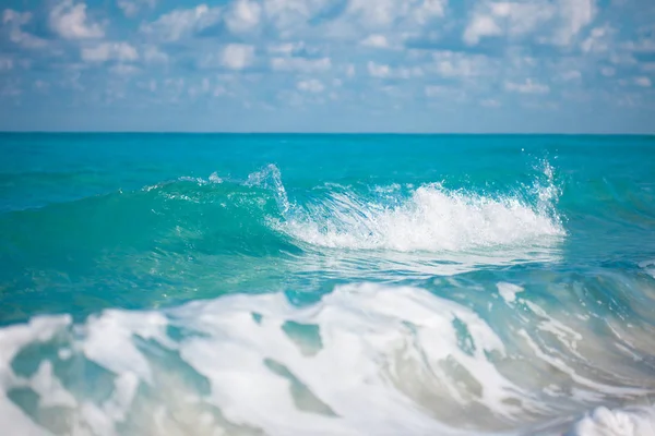 Mooie blauwe zee, de rest op tropisch eiland — Stockfoto
