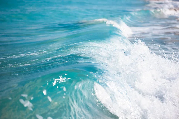 Güzel mavi deniz, tropik adada kalan — Stok fotoğraf