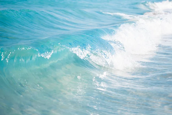 Wunderschönes blaues Meer, Ruhe auf tropischer Insel — Stockfoto