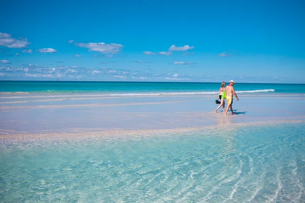 距離、男と女のカップルが美しいビーチで. — ストック写真