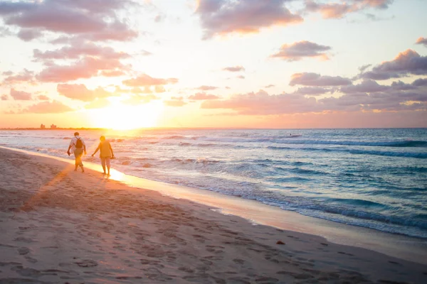 Couple in the distance, sunset walk — Stock Photo, Image