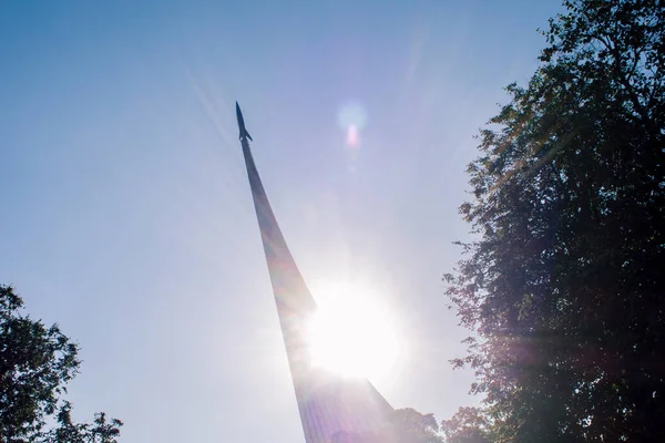 MOSCÚ, RUSIA - 11 de agosto de 2018: Cohete en el cielo. Cohete de metal stela — Foto de Stock