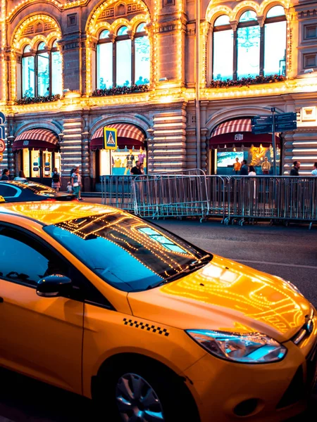 Moskou, Rusland - 11 augustus 2018: Gele taxi geparkeerd in de buurt van gom — Stockfoto