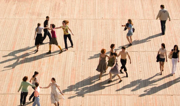 МОСКВА, РОССИЯ - 20 июня 2009 года: уроки танцев на открытом воздухе . — стоковое фото