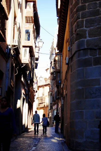 Toledo İspanyol şehir dar sokaklarında — Stok fotoğraf