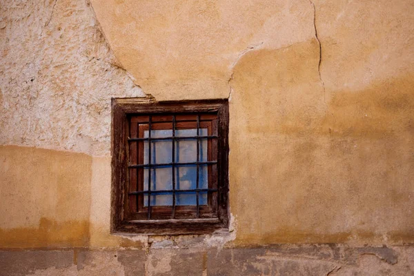 Kleines Fenster hinter den Gittern, Platz rechts. — Stockfoto