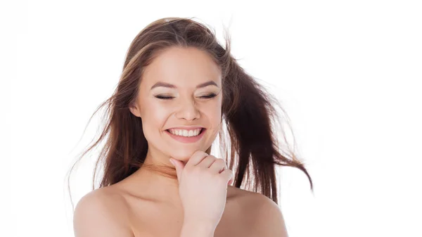 O fată zâmbitoare fericită, cu părul lung deschis. Portret de o tineri atractiv bruneta — Fotografie, imagine de stoc