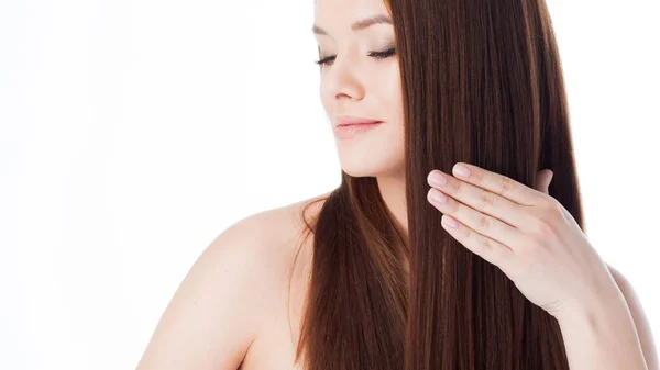 Escova-lhe o cabelo. Menina atraente com cabelo comprido. Retrato de uma bela jovem usando um pente — Fotografia de Stock