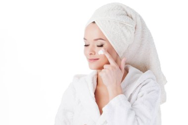 Terry bornoz ve havlu başında bir güzel kadın portresi. Güzellik ve Cilt Bakımı
