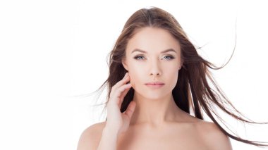 sağlıklı yaşam tarzı ve yüz bakım. Uzun saçlı Genç güzel kadın portresi yakın çekim