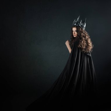 Portre bir Gotik Princess of. Metal taç ve siyah pelerin güzel genç esmer kadın. Mistik resim
