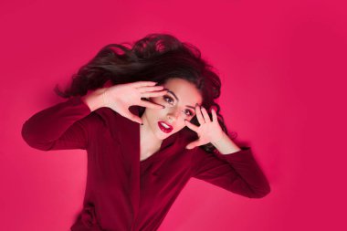 Çekici esmer bir sesi görünüm. Şık çekici genç kadın portresi