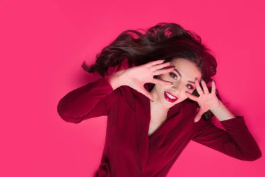 Çekici esmer bir sesi görünüm. Şık çekici genç kadın portresi