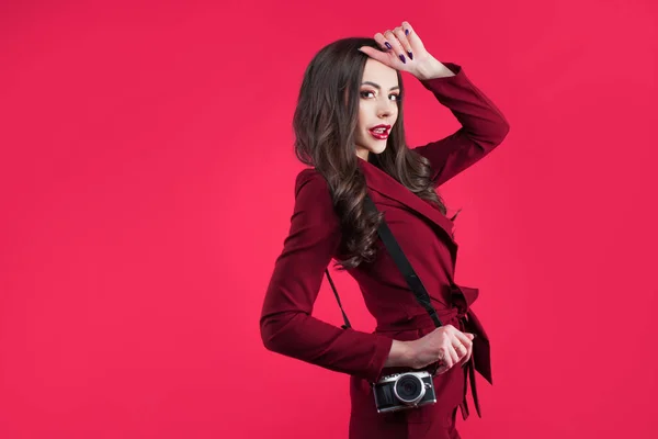 Trendi blogger rózsaszín háttér. Fiatal nő, kamera — Stock Fotó