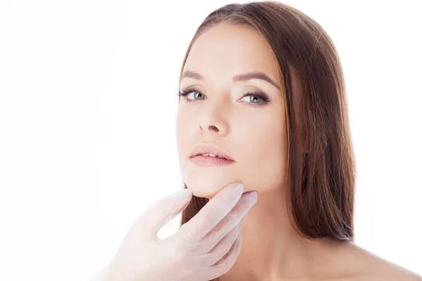 Cosmetología y cirugía estética. Retrato de una joven atractiva, piel limpia —  Fotos de Stock