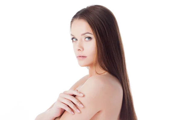 Hud och hår vård. Porträtt av en ung vacker kvinna med ren och frisk hud. — Stockfoto