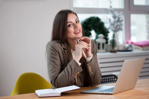 Business woman in a stylish modern office — Stock Photo, Image