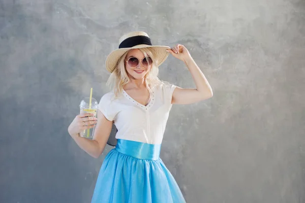 Joven mujer rubia hermosa con sombrero de paja. Gafas de sol estilo verano . —  Fotos de Stock