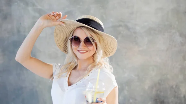 Young beautiful blonde woman in straw hat. Summer style sunglasses. — Stock Photo, Image