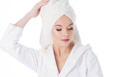 Güzellik Bakımı banyodan sonra. Genç güzel kadın bir Terry elbise içinde ve başında bir havlu ile portresi.