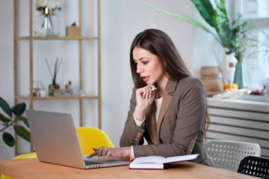 şık iş esmer bir laptop İnşaat.