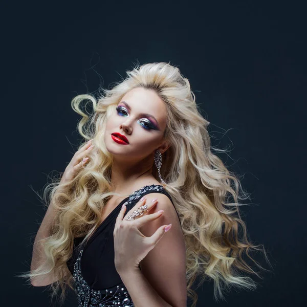 Portrait d'une jeune blonde luxueuse aux longues boucles . — Photo
