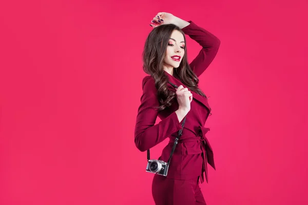 Blogger de moda sobre fondo rosa. Mujer joven con cámara —  Fotos de Stock