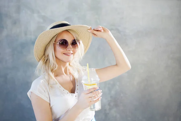 Jovem mulher loira bonita em chapéu de palha. óculos de sol estilo verão . — Fotografia de Stock