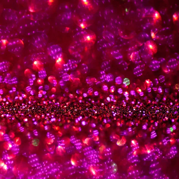 Rouge et violet paillettes fond magique. Lumière déconcentrée et place libre pour votre design . — Photo