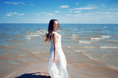 Beyaz elbiseli genç güzel esmer kadın