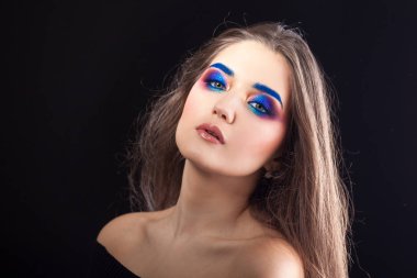 Parlak şık makyajlı çekici esmer. Renkli Smokey eyes ve mavi kaşları.