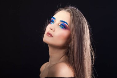 Parlak şık makyajlı çekici esmer. Renkli Smokey eyes ve mavi kaşları.