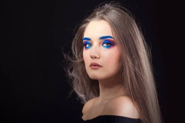 Parlak şık makyajlı çekici esmer. Renkli Smokey eyes ve mavi kaşları.