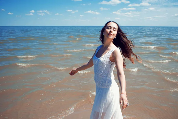 Mladá krásná brunetka žena v bílých šatech — Stock fotografie