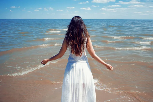 Jonge Mooie Brunette Vrouw Witte Jurk Aan Kust Achteraanzicht — Stockfoto