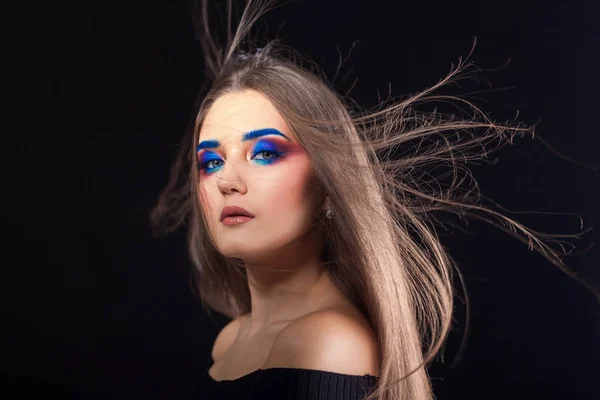 Attractive brunette with bright stylish make-up. Colored Smokey eyes and blue eyebrows. — Stock Photo, Image