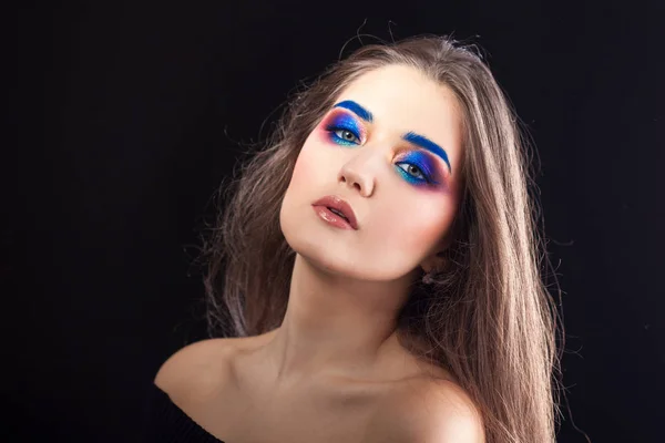 Attractive brunette with bright stylish make-up. Colored Smokey eyes and blue eyebrows. — Stock Photo, Image