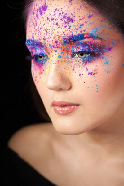 Atractiva morena con maquillaje de arte brillante. Color Ojos ahumados y cejas azules . —  Fotos de Stock