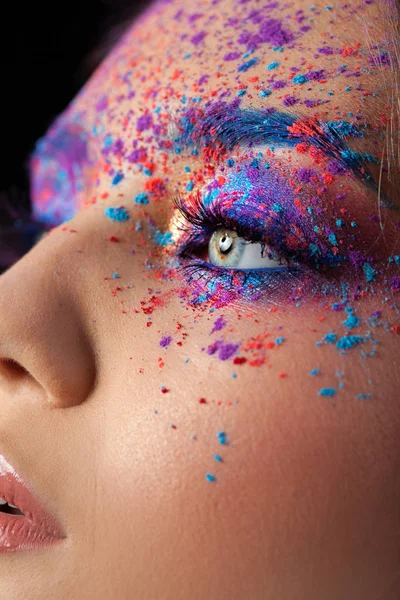 Explosão de cor, sombras multicoloridas espalhadas nas pálpebras. Olhos fumegantes coloridos e sobrancelhas azuis . — Fotografia de Stock