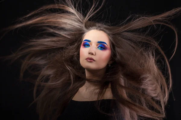 Atractiva morena con un maquillaje brillante y elegante. Color Ojos ahumados y cejas azules . —  Fotos de Stock